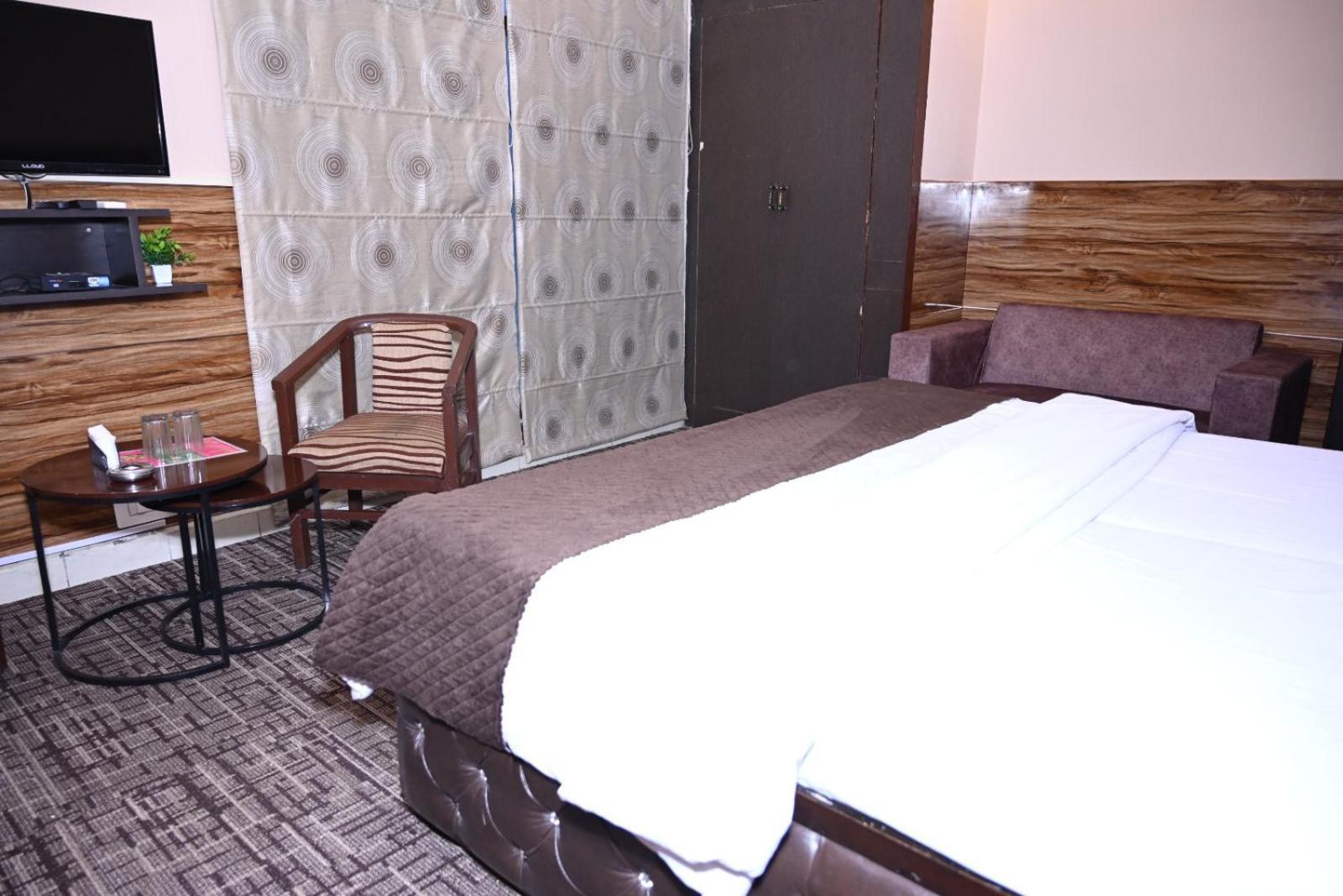 Hotel Kuber Rāi エクステリア 写真