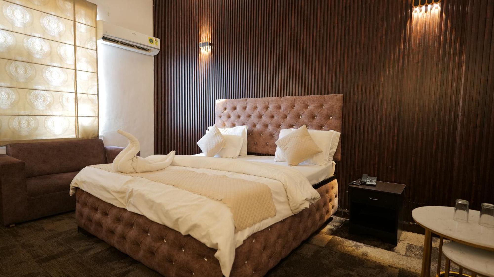 Hotel Kuber Rāi エクステリア 写真
