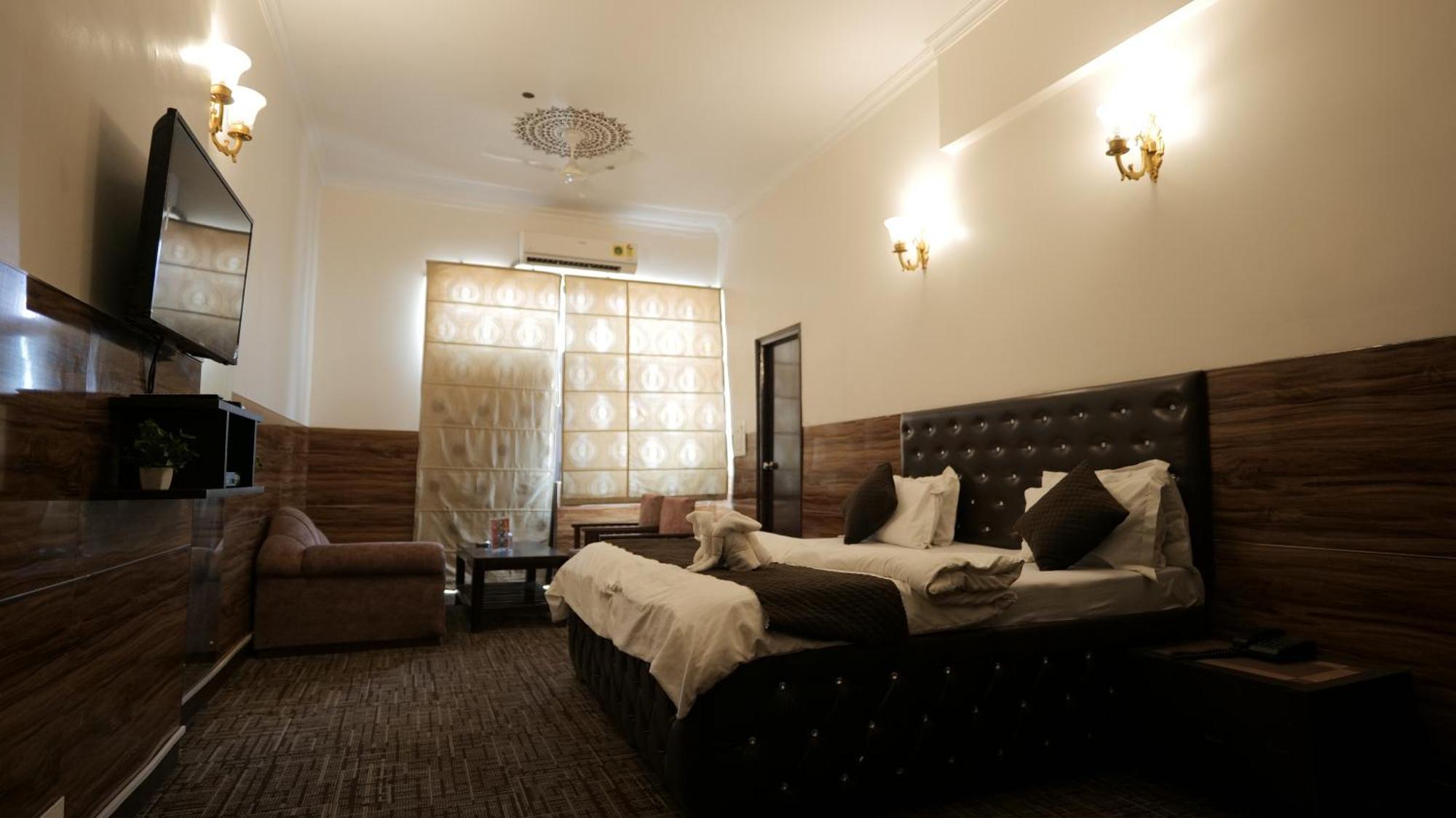 Hotel Kuber Rāi エクステリア 写真